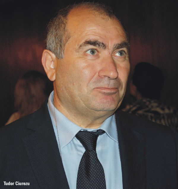 Element surpriză: deşi în piaţă se vorbeşte că BT e în alianţă cu Pogonaru, nu este exclus să îl susţină şi pe Tudor Ciurezu, la SIF Oltenia. Element surpriză: deşi în piaţă se vorbeşte că BT e în alianţă cu Pogonaru, nu este exclus să îl susţină şi pe Tudor Ciurezu, la SIF Oltenia.